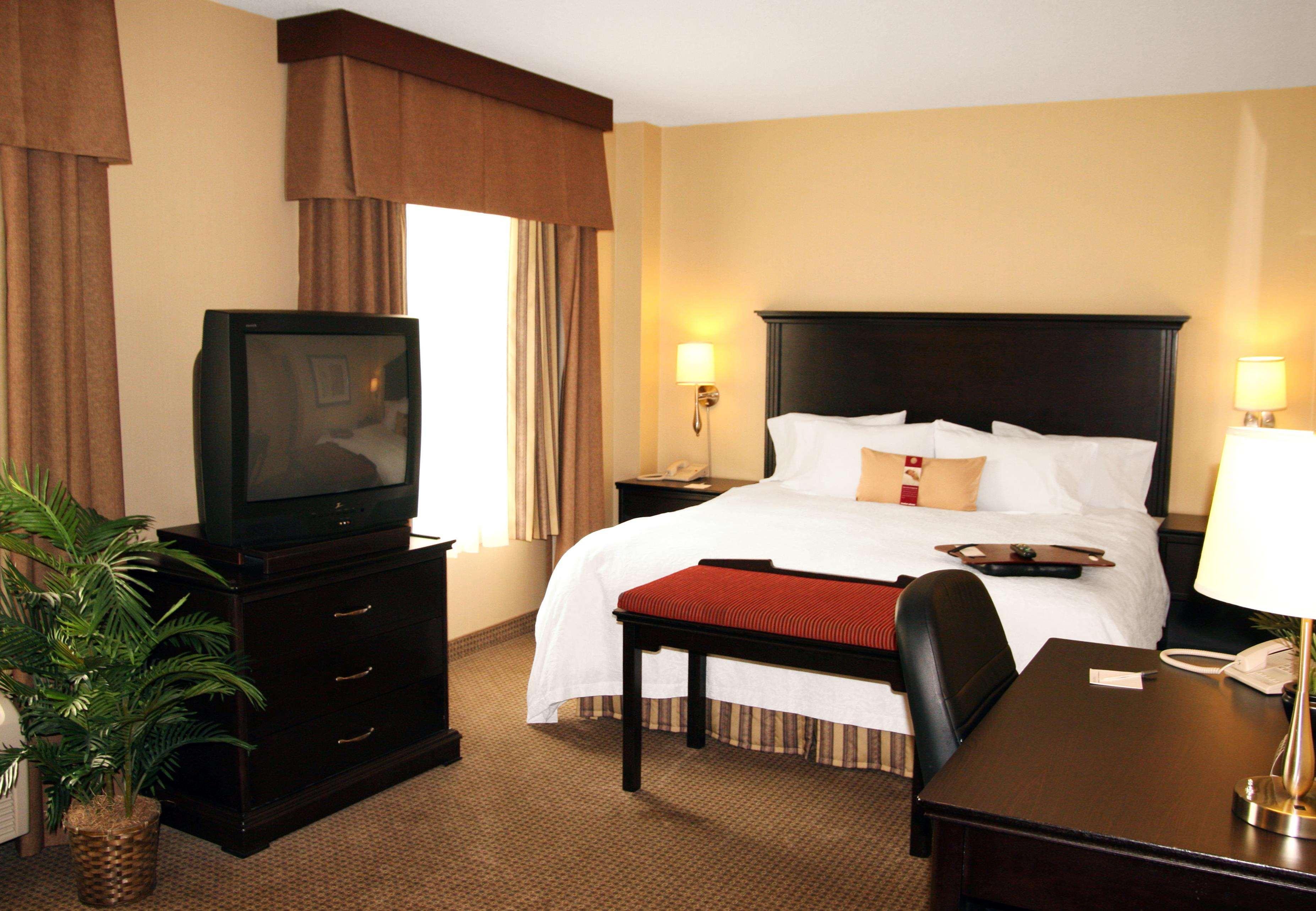 Hampton Inn & Suites Laval Eksteriør billede