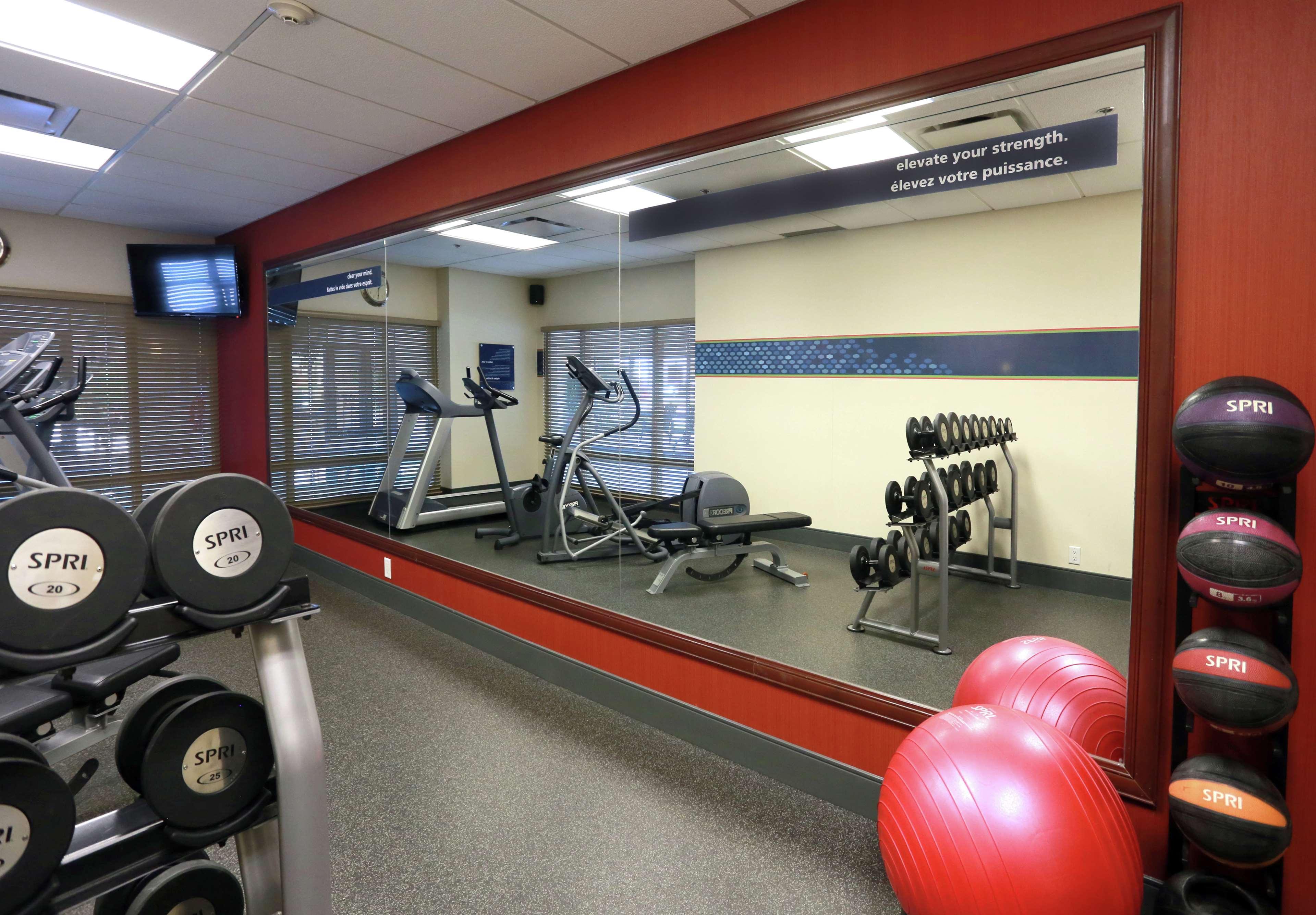 Hampton Inn & Suites Laval Eksteriør billede
