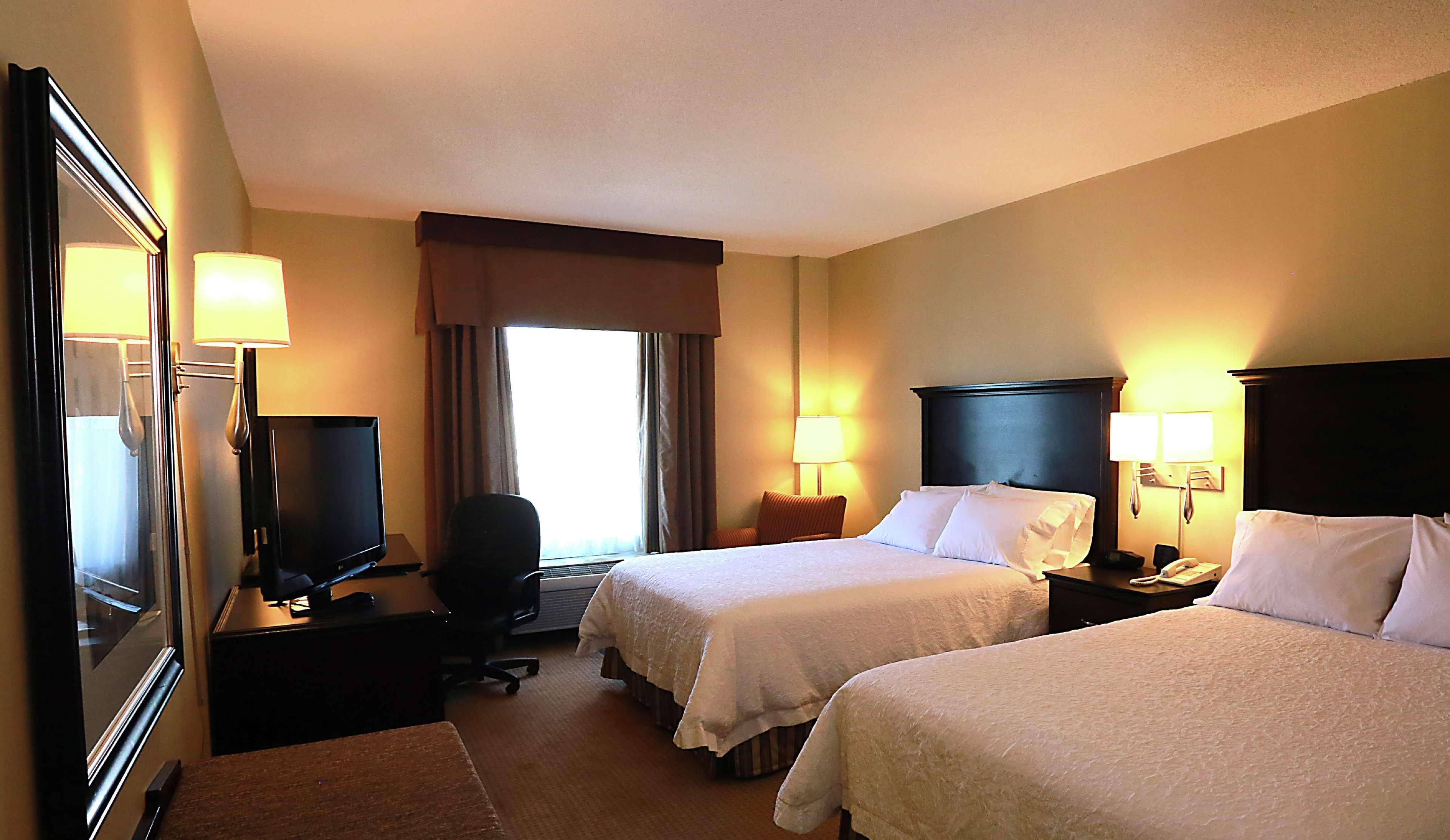 Hampton Inn & Suites Laval Eksteriør billede