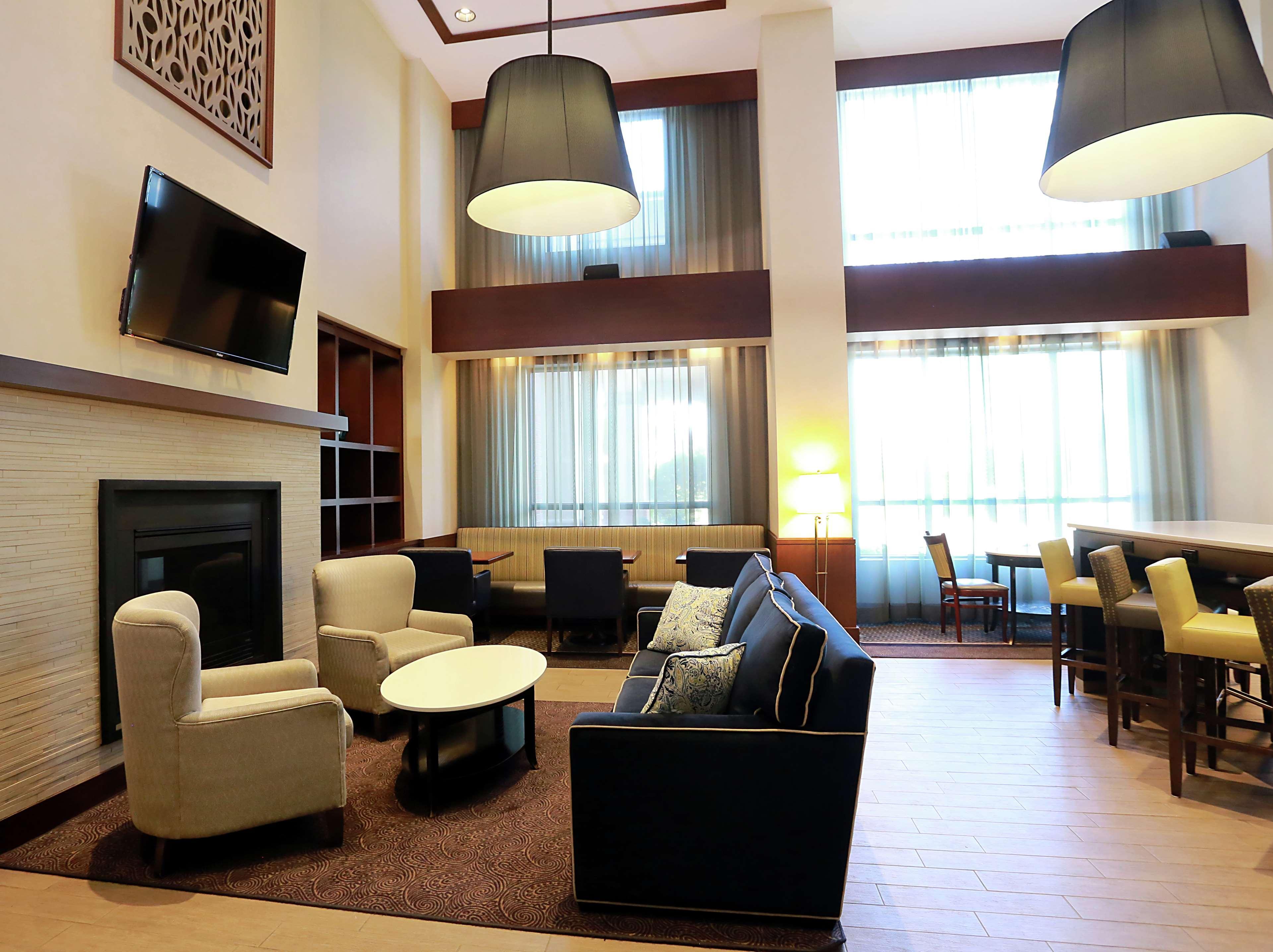 Hampton Inn & Suites Laval Eksteriør billede
