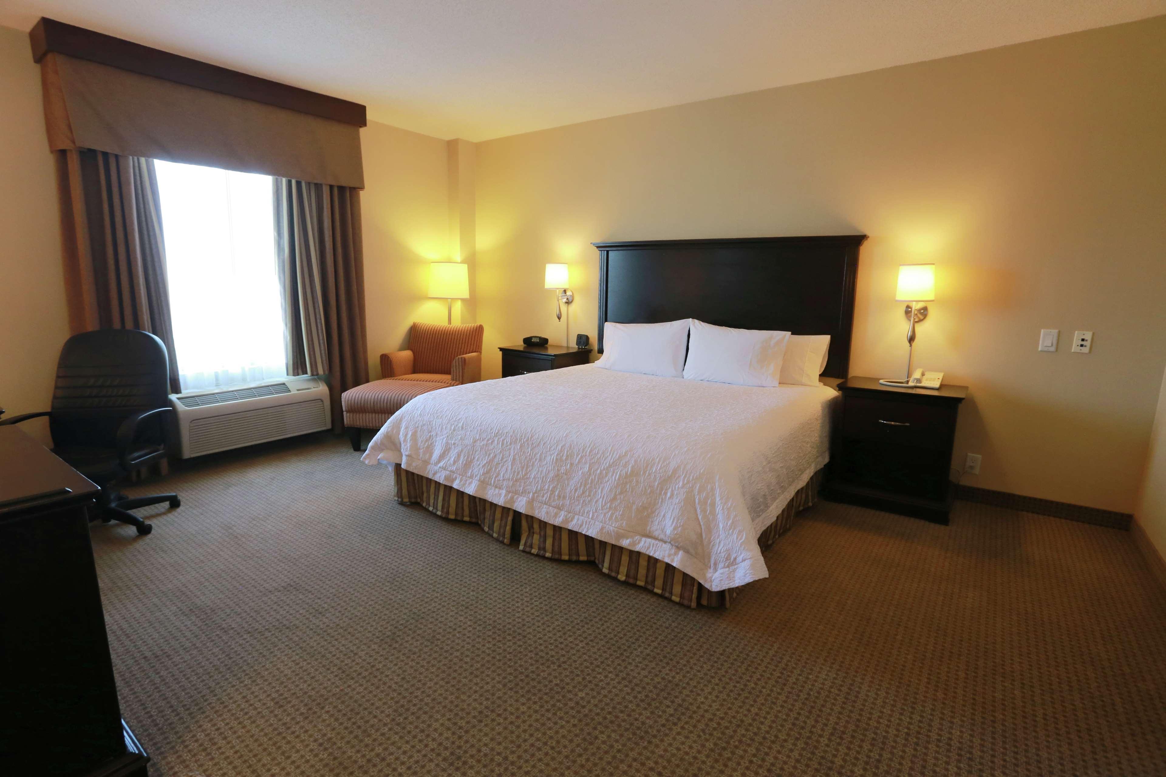 Hampton Inn & Suites Laval Eksteriør billede