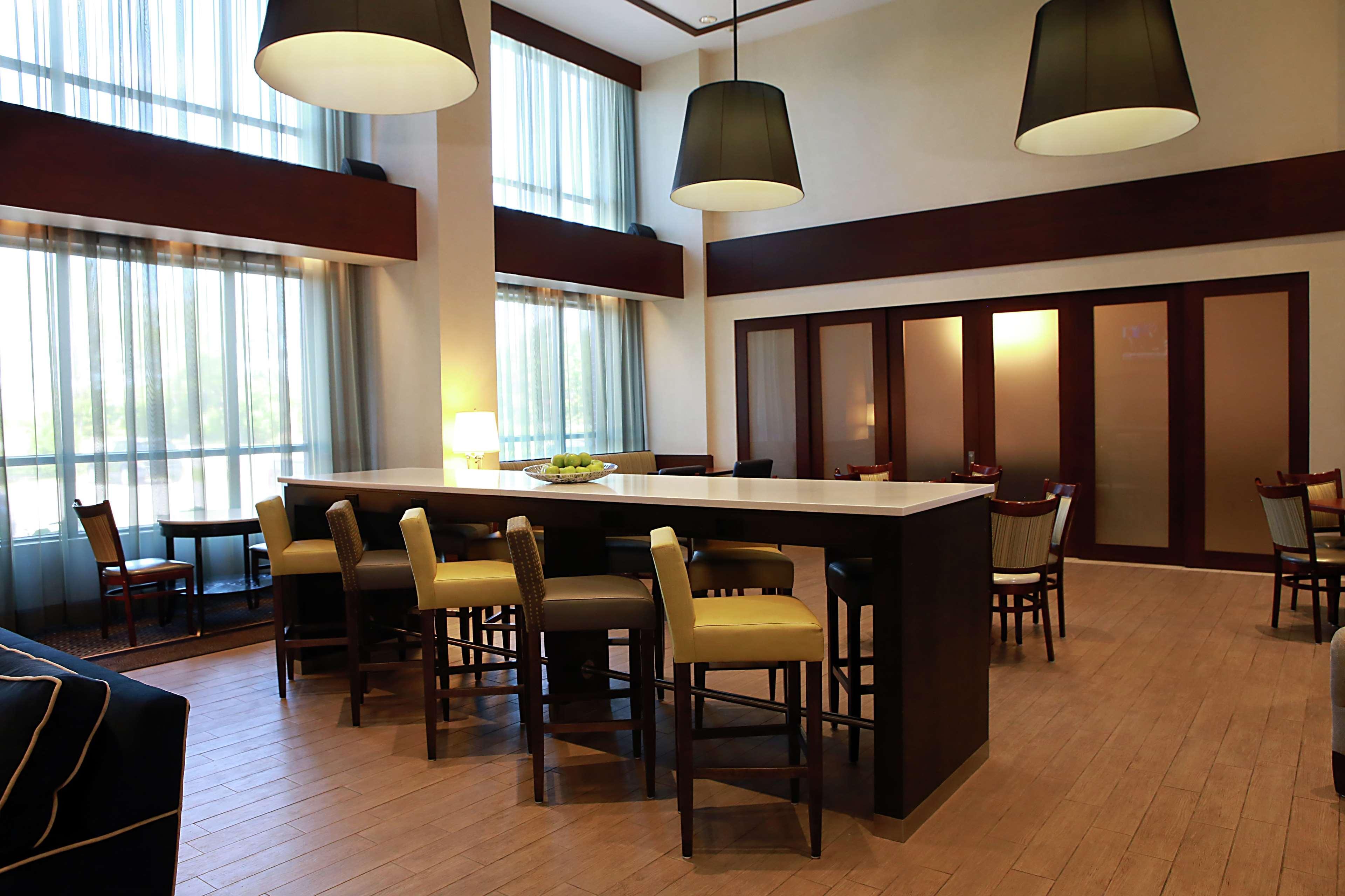 Hampton Inn & Suites Laval Eksteriør billede