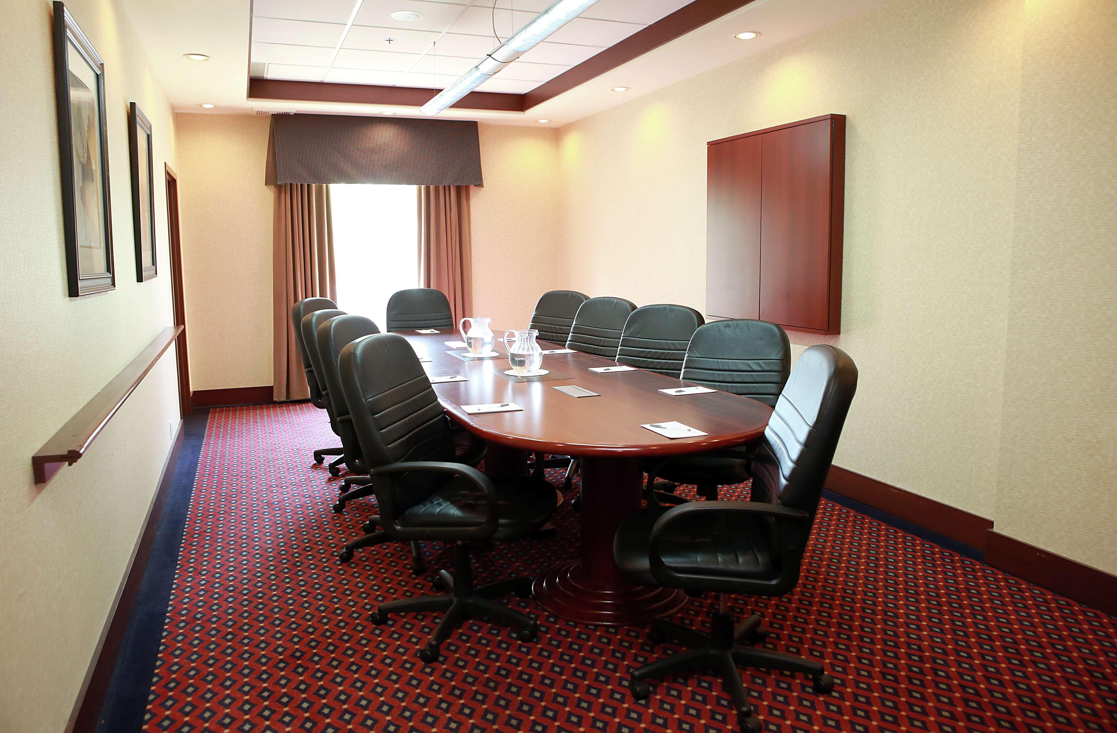 Hampton Inn & Suites Laval Eksteriør billede