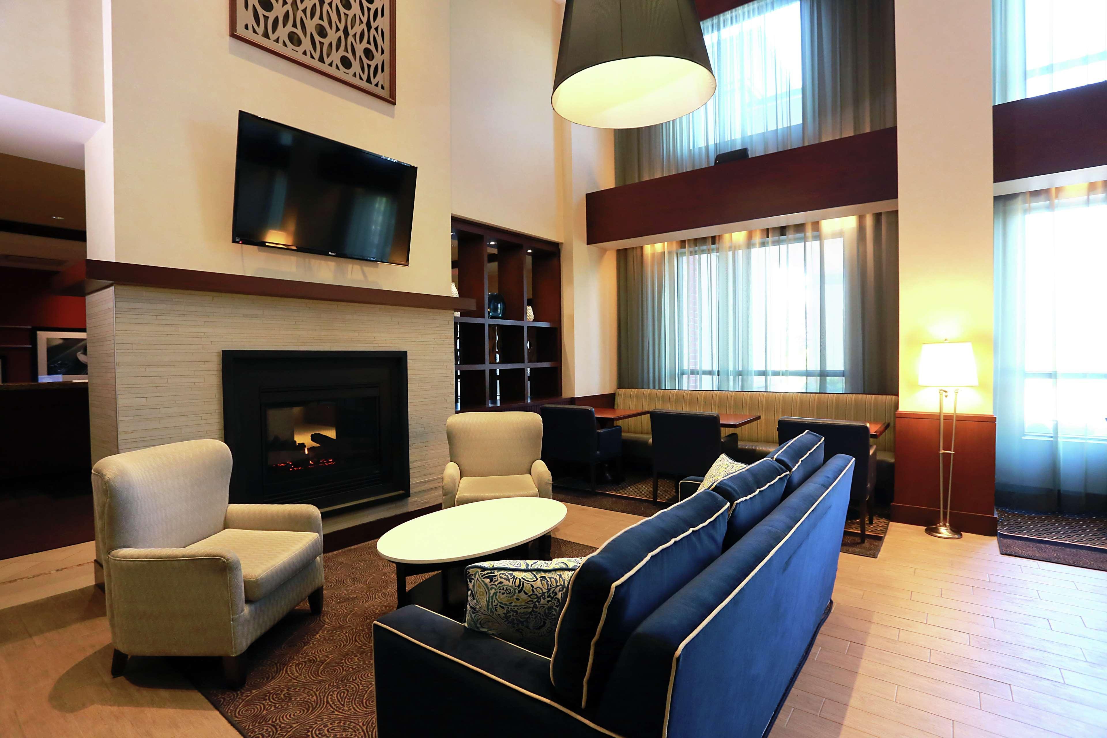 Hampton Inn & Suites Laval Eksteriør billede