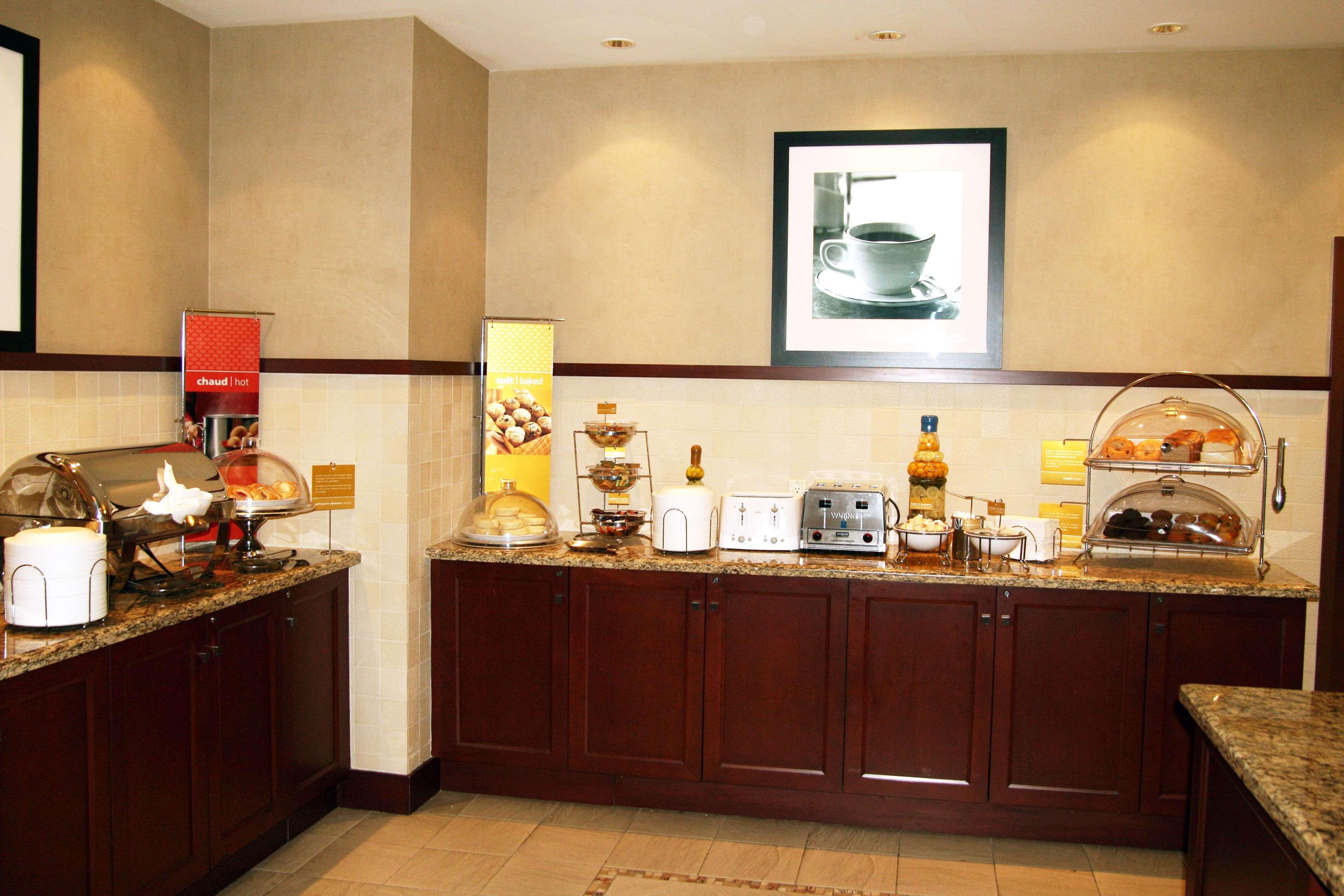 Hampton Inn & Suites Laval Eksteriør billede