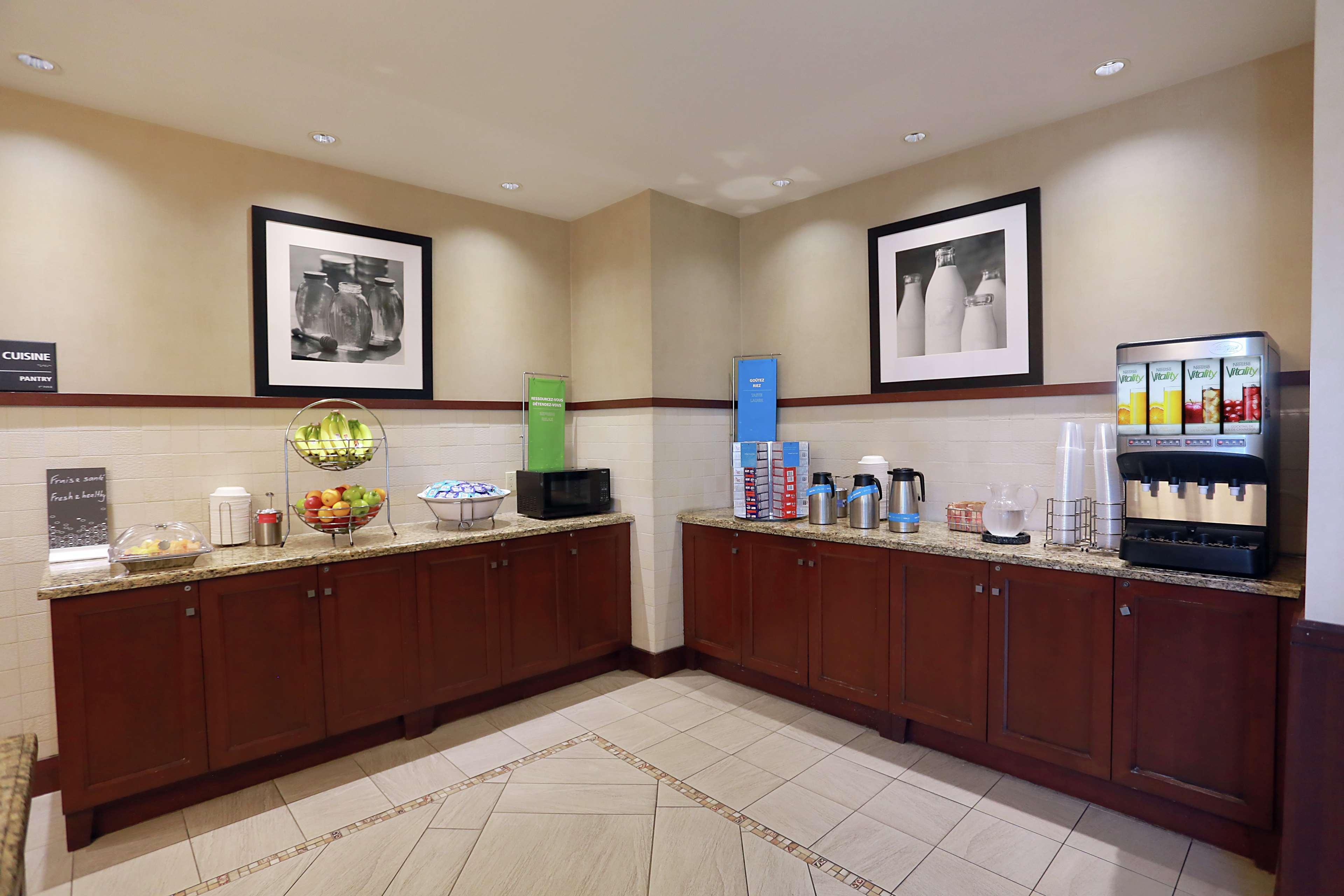 Hampton Inn & Suites Laval Eksteriør billede