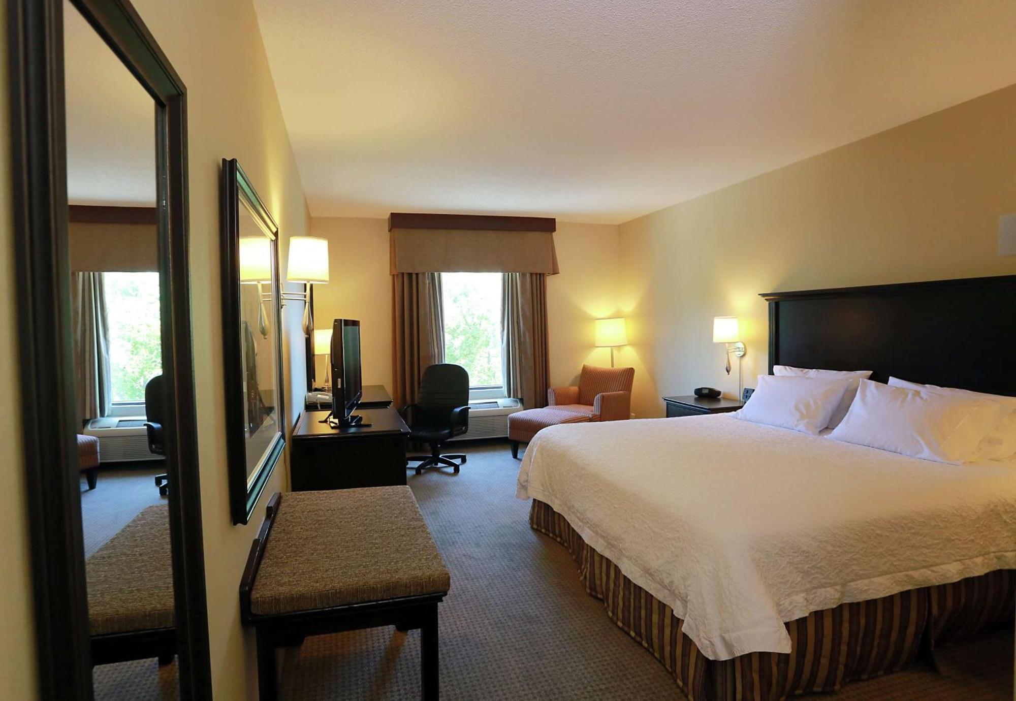 Hampton Inn & Suites Laval Eksteriør billede