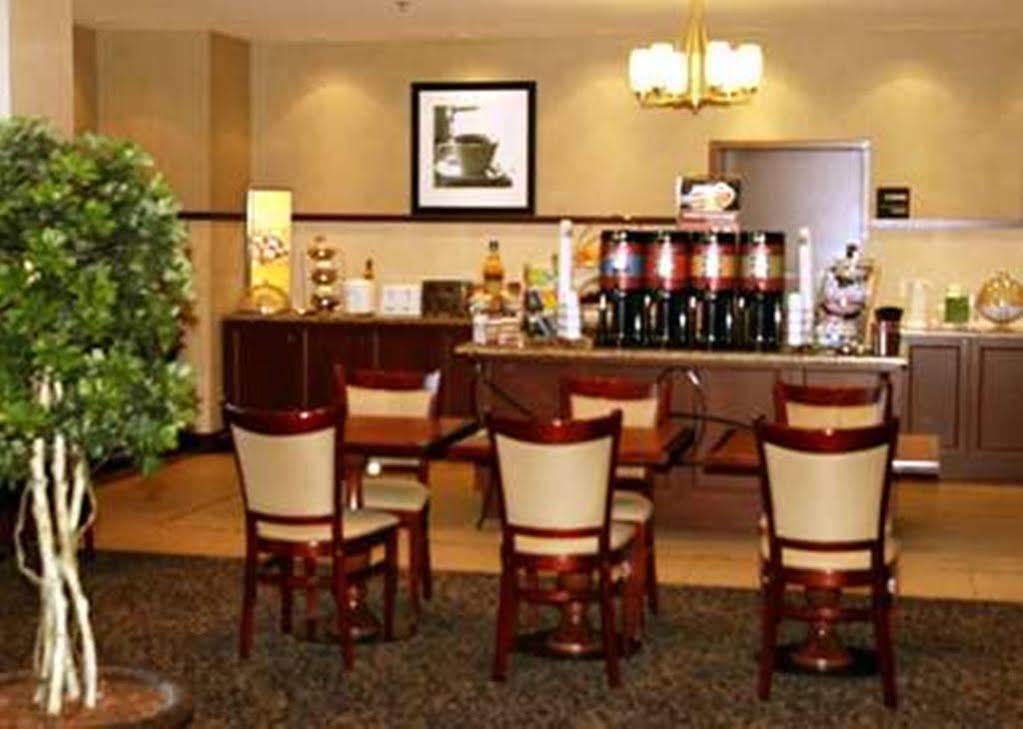 Hampton Inn & Suites Laval Eksteriør billede