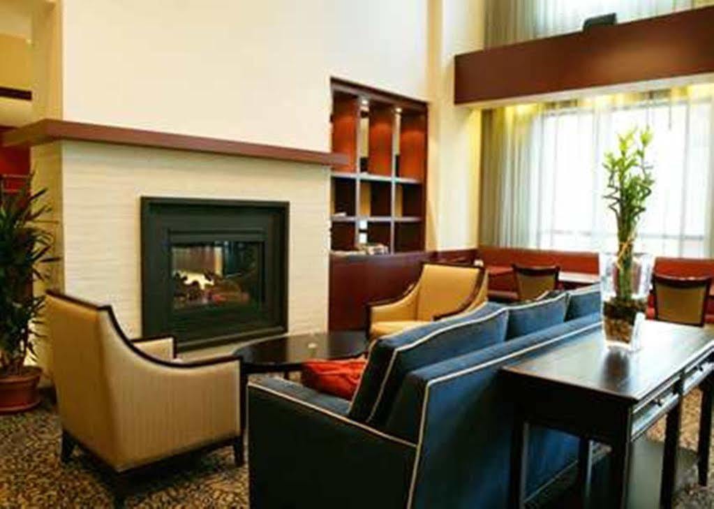 Hampton Inn & Suites Laval Eksteriør billede