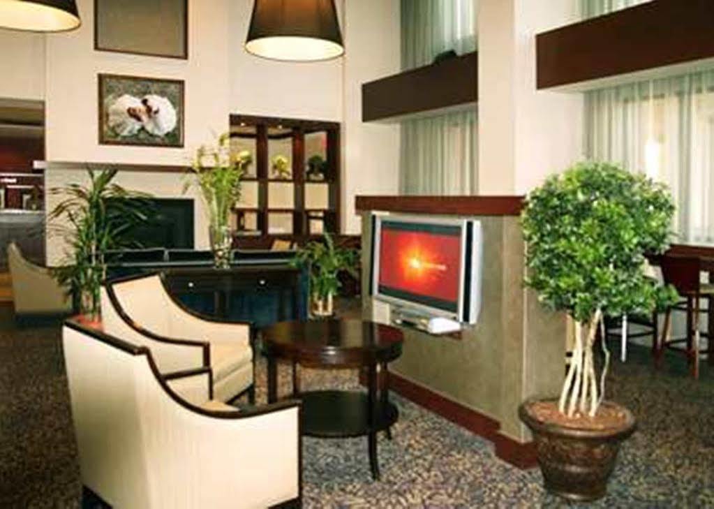 Hampton Inn & Suites Laval Eksteriør billede